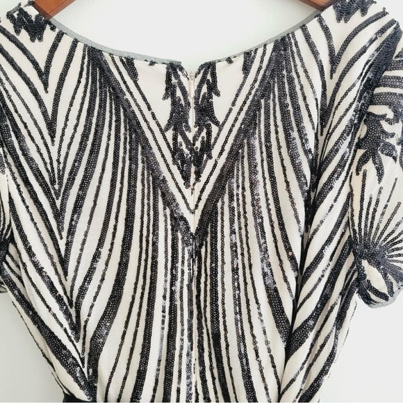 R&M Beautiful flowy gown in champagne and black - Picture 4 of 7